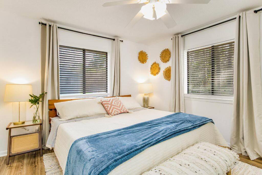 Villa Woodsy Retreat, Steps To Bay - Hot Tub! Gulf Breeze Esterno foto