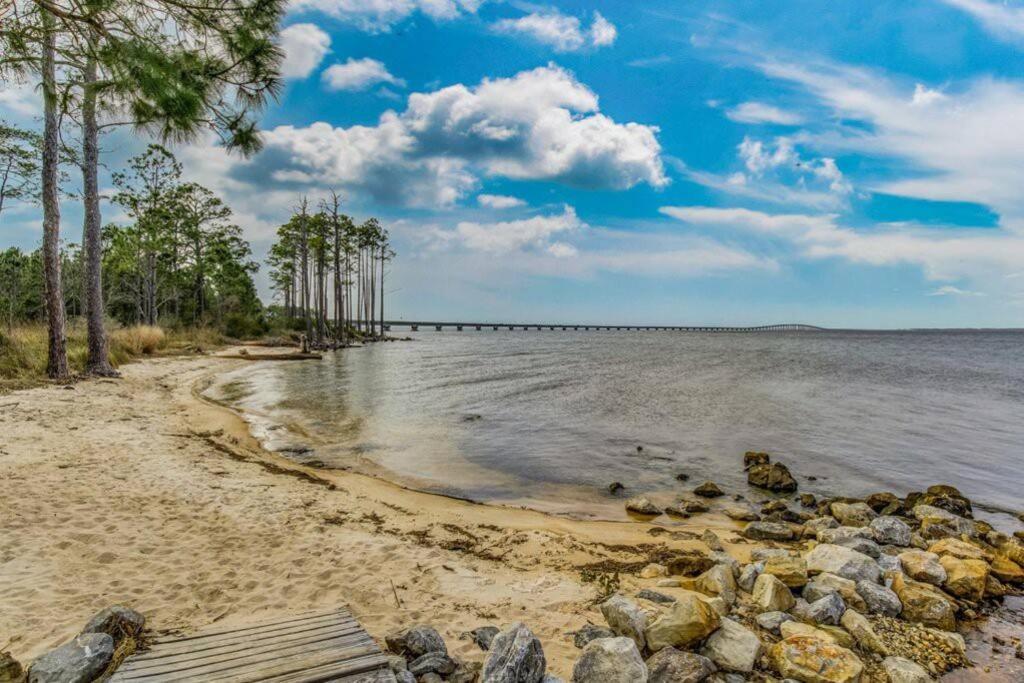 Villa Woodsy Retreat, Steps To Bay - Hot Tub! Gulf Breeze Esterno foto
