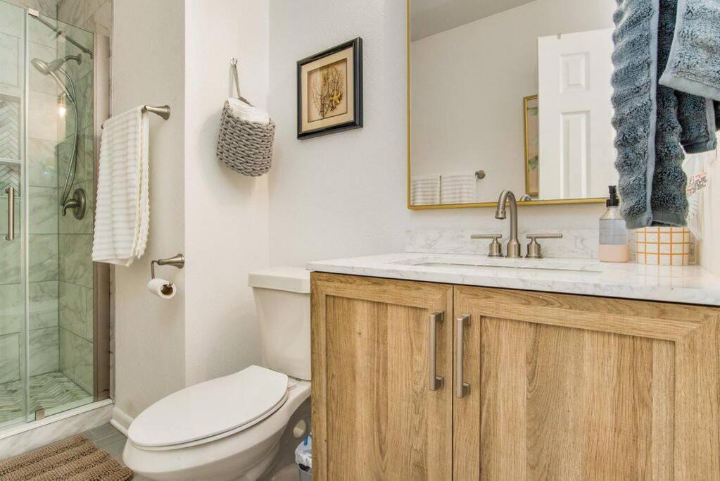 Villa Woodsy Retreat, Steps To Bay - Hot Tub! Gulf Breeze Esterno foto