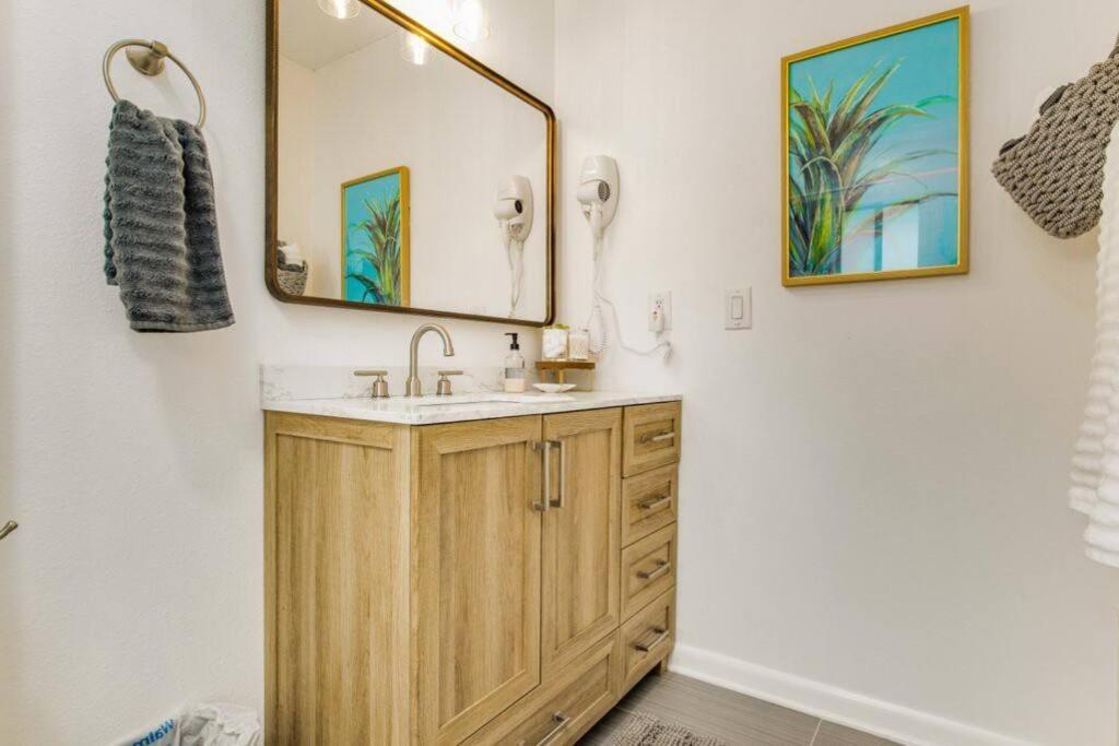 Villa Woodsy Retreat, Steps To Bay - Hot Tub! Gulf Breeze Esterno foto
